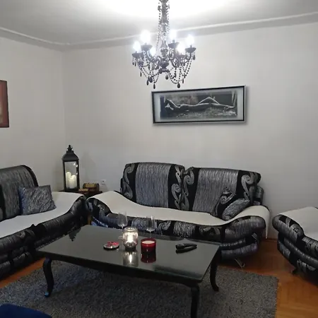 Spacious With Private Parking شقة *